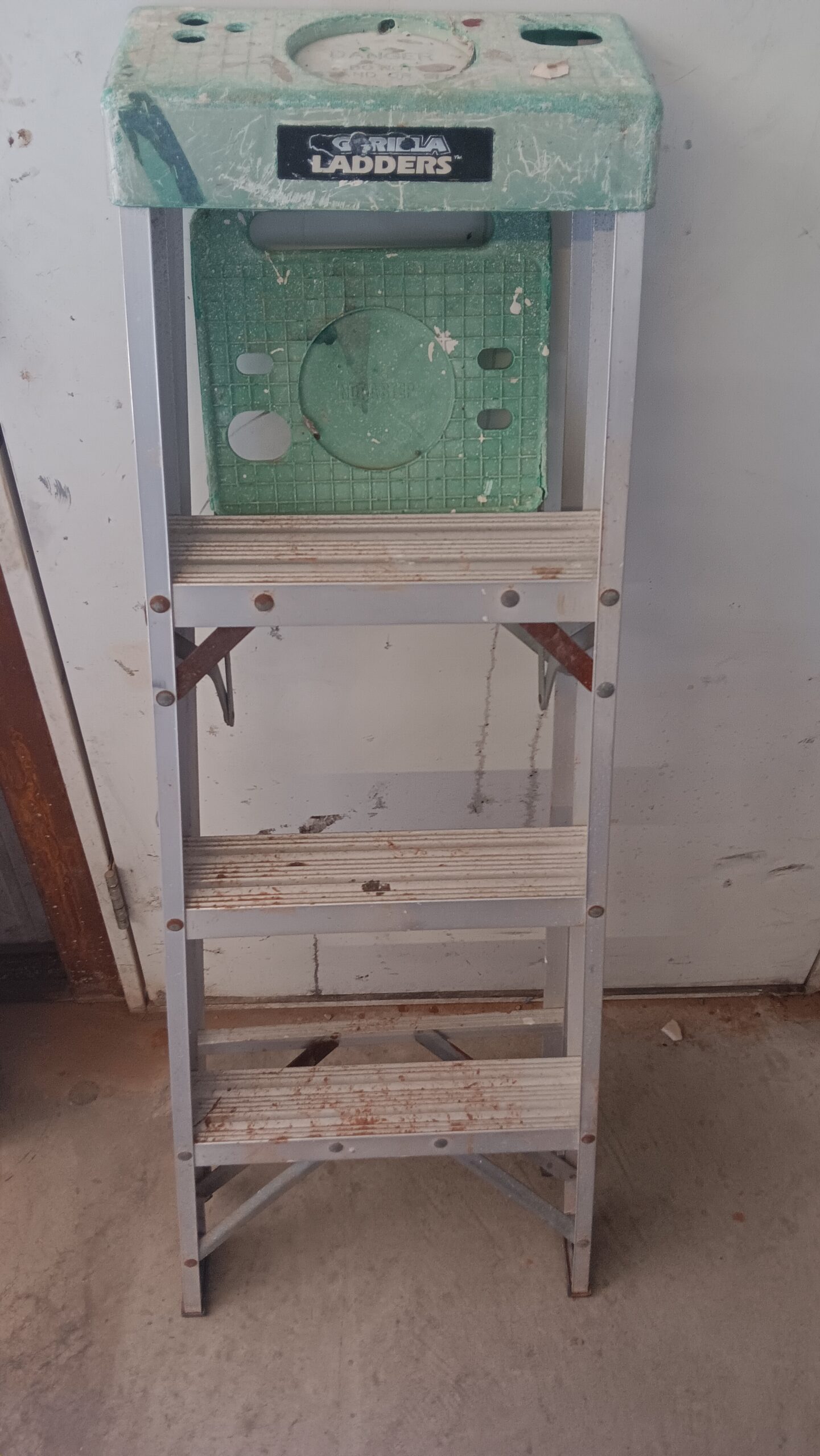 Gorilla Ladders Aluminum Painter Platform Ladder | Green Work Surface - Image 2