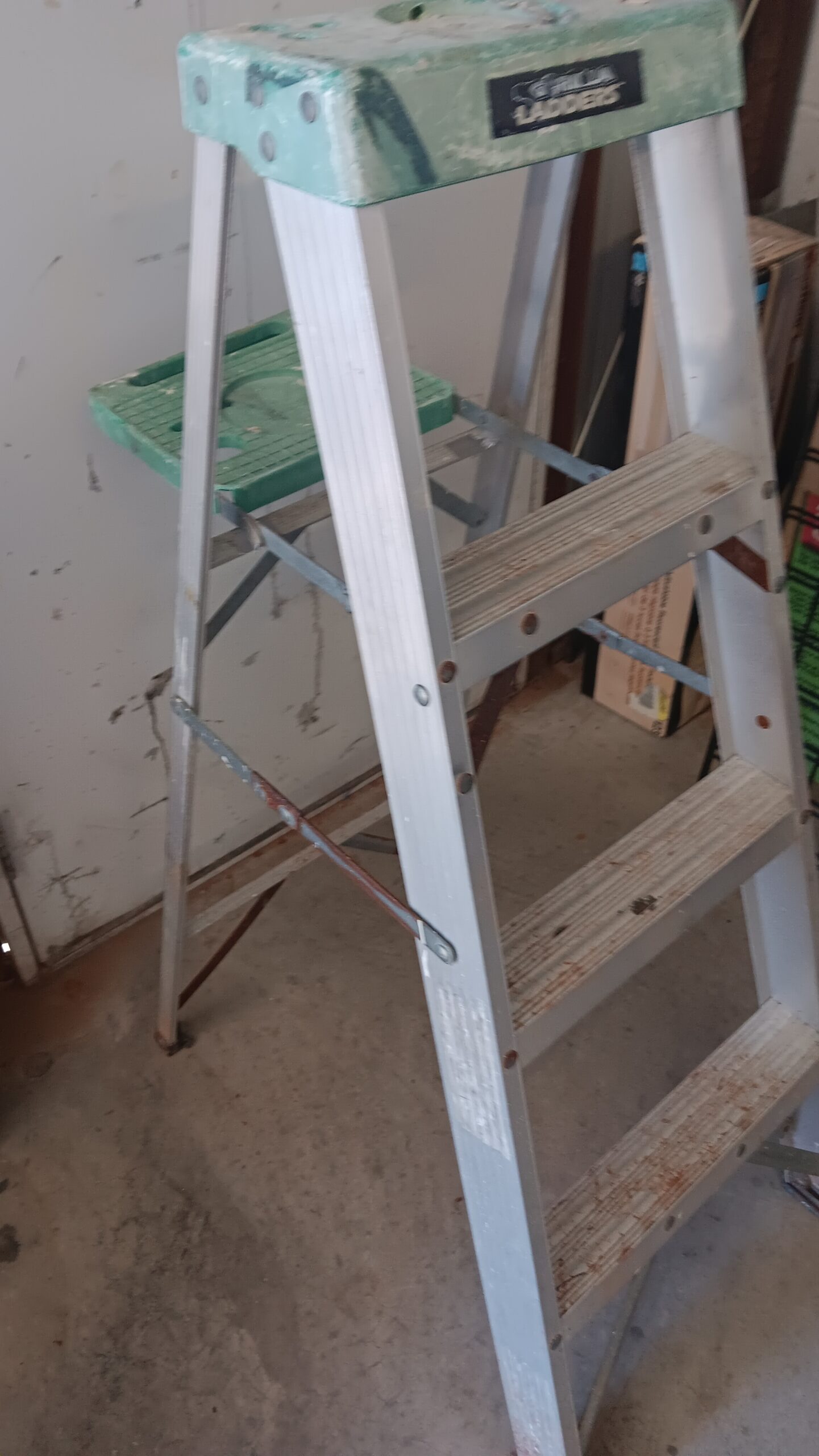 Gorilla Ladders Aluminum Painter Platform Ladder | Green Work Surface