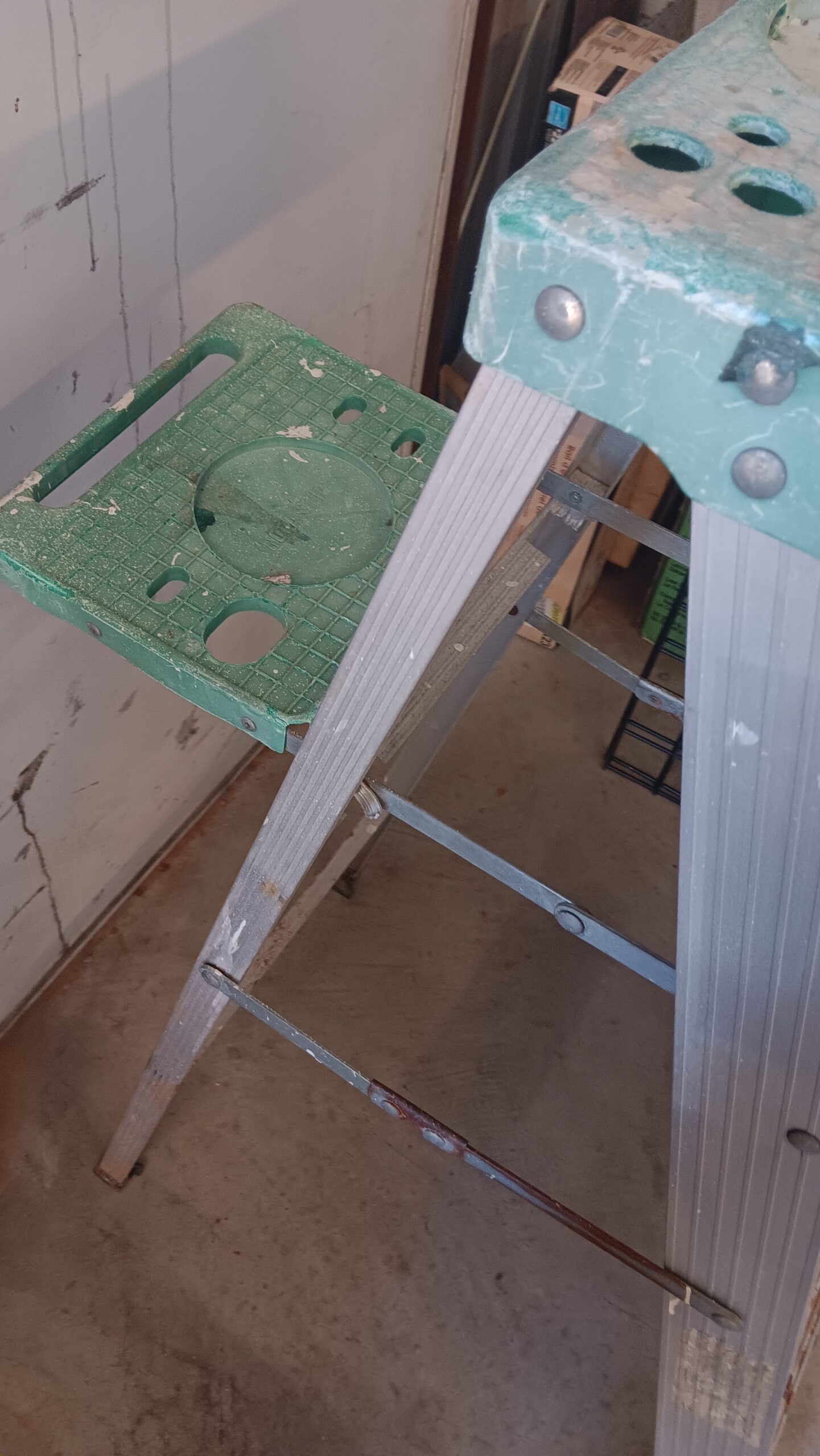 Gorilla Ladders Aluminum Painter Platform Ladder | Green Work Surface - Image 4
